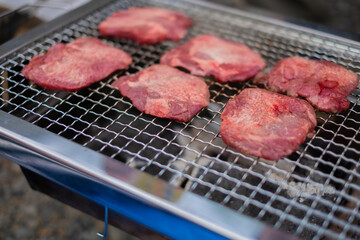 牛タンを焼く_キャンプ