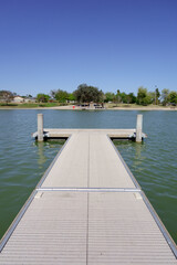 Obraz premium Double sided boat dock stretching into cool spring waters of Kiwanis park lake, Tempe, Arizona 