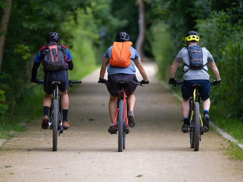 Trois hommes qui font une sortie en VTT et roulent sur un chemin