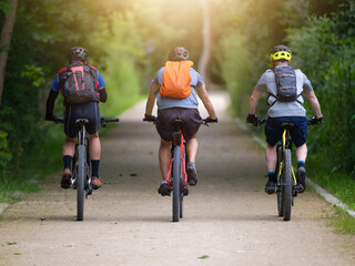 Trois hommes qui font une sortie en VTT et roulent sur un chemin