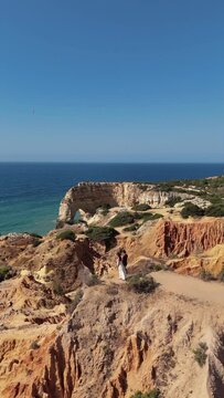 Casal apaixonado na Praia da Marinha