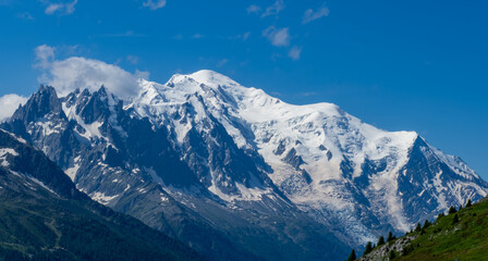 Obraz premium Mont Blanc et les aiguilles avec neige et ciel bleu