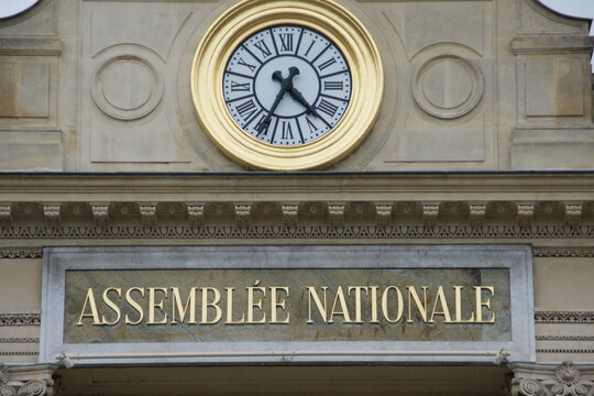 fronton de l'assembl&eacute;e nationale ou Palais Bourbon &agrave; Paris avec l'horloge et l'inscription Assembl&eacute;e Nationale