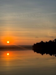 Obraz premium Sunrise at the lake house