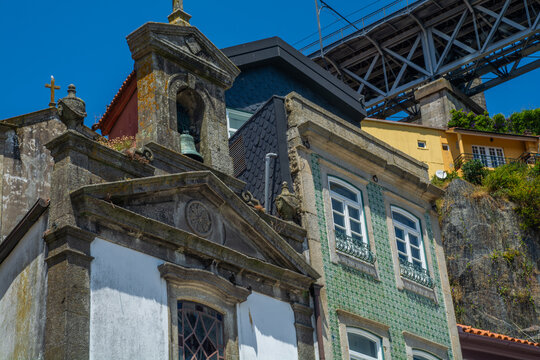 Porto, la citt&agrave; lusitana famosa nel mondo per l&rsquo;omonimo, costruita sull&rsquo;estuario del fiume Douro prima che questi si getti nell&rsquo;Atlantico