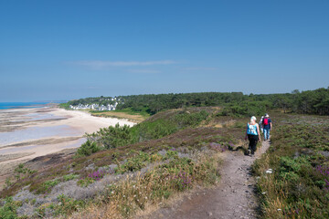 Randonneurs dans le magnifique paysage du cap d'Erquy en Bretagne - France