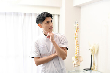 悩み中の白衣を着た医療従事者の男性