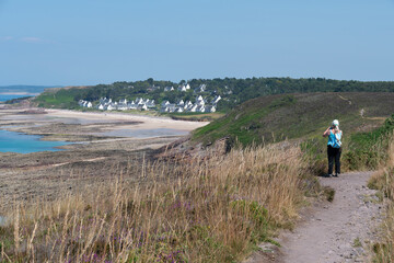 Randonneurs dans le magnifique paysage du cap d'Erquy en Bretagne - France