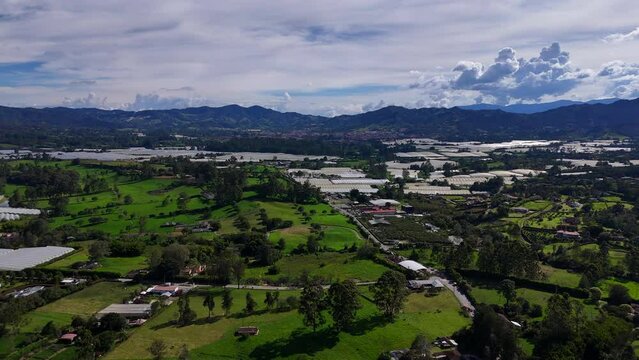 Video a&eacute;reo en zona rural del municipio de La Ceja, Antioquia, Colombia. Se disfruta del hermoso contraste entre el verde de sus monta&ntilde;as y el cielo azul.