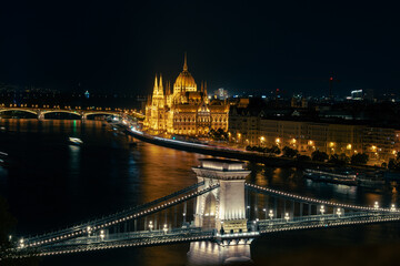 Obraz premium Le Parlement et la Danube de Budapest dans la nuit 