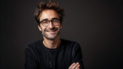 Naklejka premium a man with glasses is smiling for the camera with his arms crossed and his arms crossed behind his back