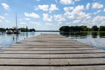 Pomost na plaży w słoneczny dzień Jezioro Lubie Zachodniopomorskie