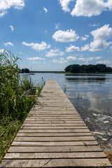 Pomost na plaży w słoneczny dzień Jezioro Lubie Zachodniopomorskie