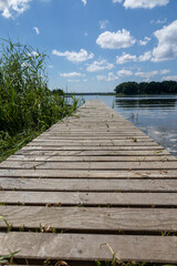 Pomost na plaży w słoneczny dzień Jezioro Lubie Zachodniopomorskie © MR. Stanek