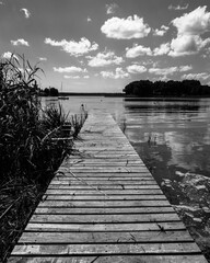 Pomost na plaży w słoneczny dzień Jezioro Lubie Zachodniopomorskie © MR. Stanek