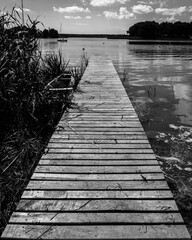 Pomost na plaży w słoneczny dzień Jezioro Lubie Zachodniopomorskie © MR. Stanek