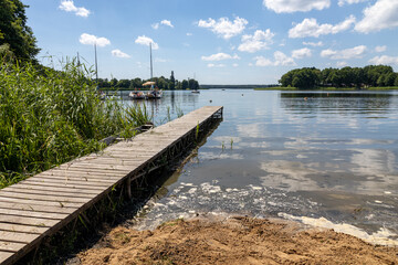 Pomost na plaży w słoneczny dzień Jezioro Lubie Zachodniopomorskie © MR. Stanek