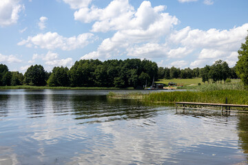 Jezioro Lubie w słoneczny letni dzień Zachodniopomorskie atrakcja turystyczna