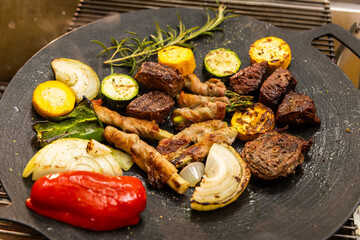 アウトドアでバーベキュー　typical barbecue dish outdoors