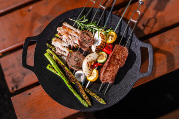 アウトドアでバーベキュー　typical barbecue dish outdoors