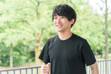 公園を歩く・ウォーキングする男性・スポーツマン・アスリート
