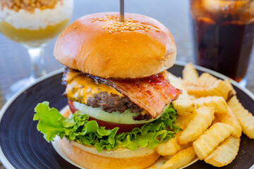 海辺で食べるハンバーガー