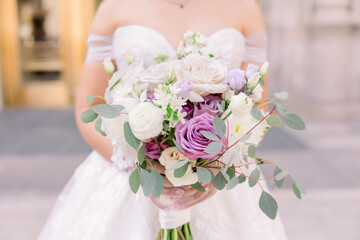 bride holding bouquet