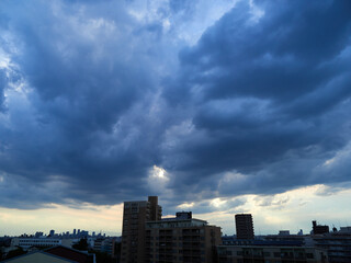 Fototapeta premium 夏の夕方の空の積雲と日本の街並みの風景