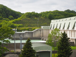 Fototapeta premium 沙流川と二風谷ダム