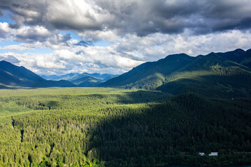 Fototapeta premium Clouds over the Mountains in Washington State