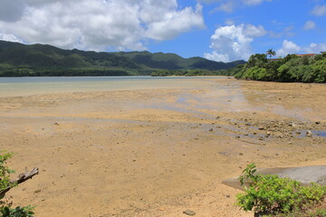 The direction of Mt.Buzamadake seen from Kabira bay of law tide