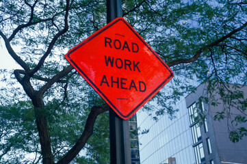 標識　ROAD WORK AHEAD