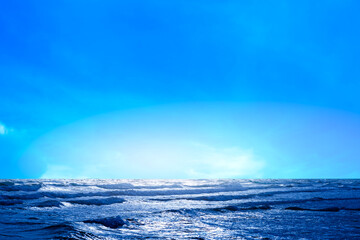 Naklejka premium Ocean sea background and the clear sky For summer vacation ideas Nature of summer sea water with sunlight The sea sparkles against the blue sky 