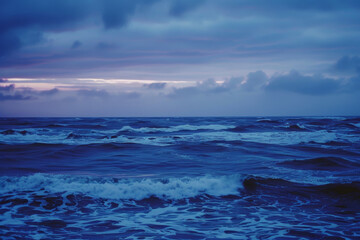 Fototapeta premium Serene Ocean Waves During Twilight with Dramatic Cloudy Sky
