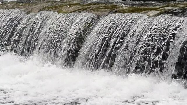 Wehr einer Wasserkraftanlage, Zeitlupe