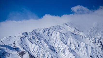 Fototapeta premium 雪と雲に覆われた北アルプス 長野県白馬村