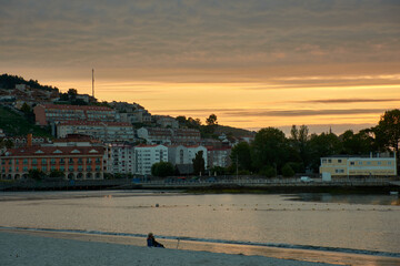 Naklejka premium Tranquil Sunset at Ladeira Beach in Sabaris, Baiona with Gentle Clouds