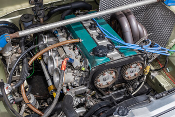 エンジンルーム　engine compartment of a old vehicle