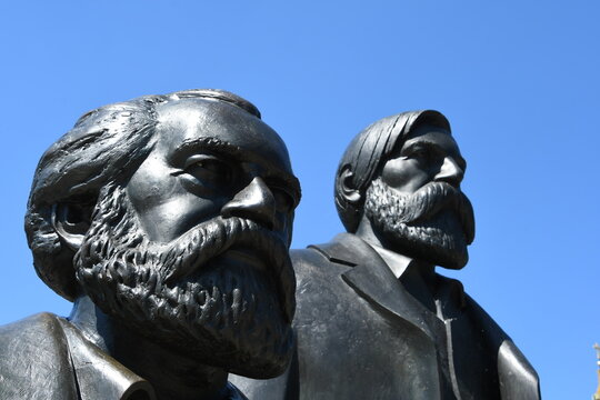 Bronze Statuen von Karl Marx und Friedriche Engels in Berlin, Deutschland 