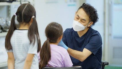 Obraz premium 歯科検診を受ける小学五年生の女の子