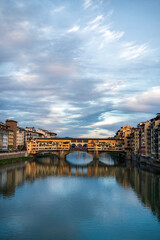 Obraz premium Dawn in the center of the renaissance capital - Florence. The oldest Ponto Vecchio bridge.