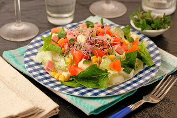 Complete salad with oregano.