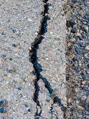 Großer und tiefer Riss in der Fahrbahn