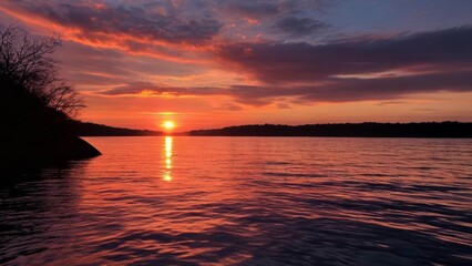 Obraz premium Sunsets warm embrace on tranquil waters