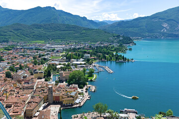 Obraz premium Riva del Garda, jezioro Garda, Włochy, widok na Riva del Garda, Alpy, jezioro