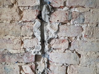 Remontowana ściana ze skutym tynkiem
