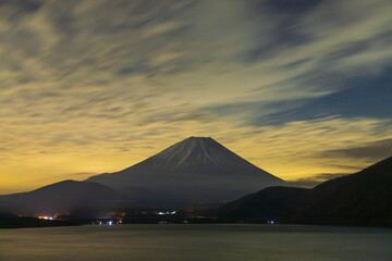 本栖湖で眺める夜の富士山　山梨県身延町にて