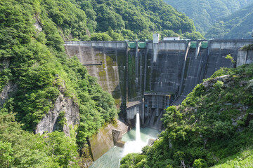 荒川の水源にある重力式アーチダムの二瀬ダム
