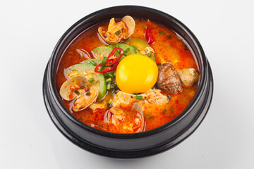 A stew made with soft tofu. Beat the eggs in the salted broth, add the meat and green onions, add pepper, add the soft tofu and boil.