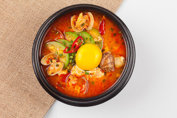 A stew made with soft tofu. Beat the eggs in the salted broth, add the meat and green onions, add pepper, add the soft tofu and boil.